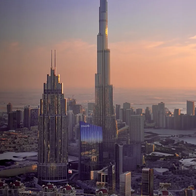 Burj Khalifa górujący nad panoramą Dubaju o zachodzie słońca